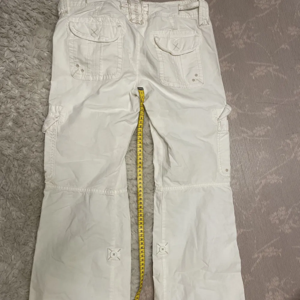 Bekväma vita cargos som inte är genomskinliga 😊de är använda Max 2 gånger och ser nya ut 💗 skriv om fler frågor . Jeans & Byxor.