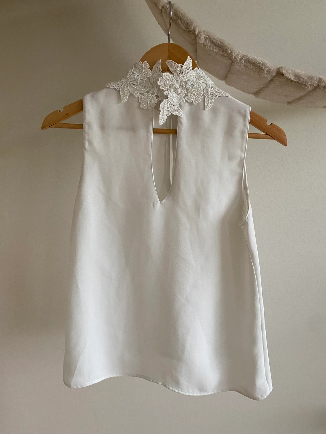 Vitt linne med pärlkrage - 90