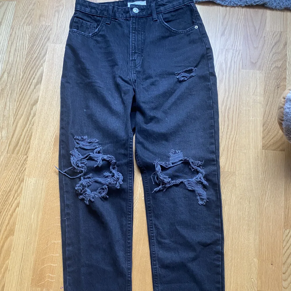 Svarta lite baggy jeans med hål, köpa från bershka, använda 2 gånger men i bra skick. Jeans & Byxor.