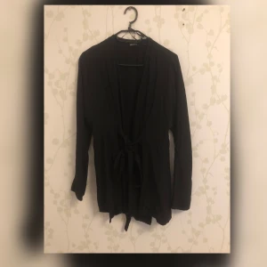 Luftig Blus - Skön och luftig blus som man knyter i fram. Använt skick 