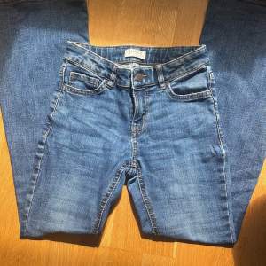 Storlek: 146 10-11 år!  Utsvängda mörkblå barnjeans från Lindex i modellen Freja!