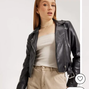 Skinnjacka  - Bra skick, använd en gång. Nypris 649kr