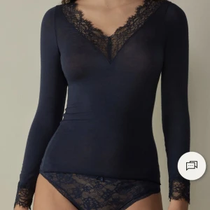 Intimissimi tröja! - Jag säljer min mörkblåa intimissimi tröja eftersom den inte kommer till användning längre! Den är använd några gånger men är i bra skick, kol privat för fler bilder!