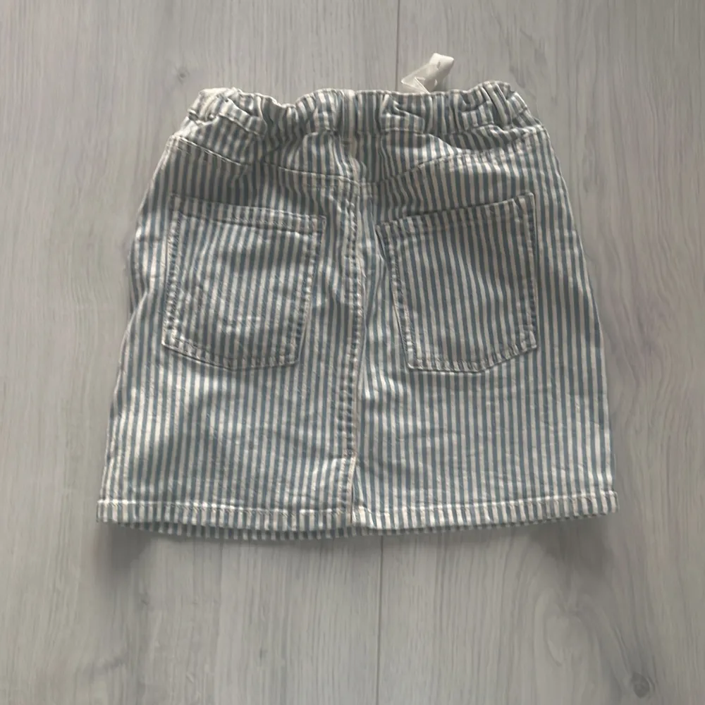 Randig jeanskjol från Cubus barnavdelning med fickor och en liten slits där bak🤗 använd 1-3 gånger . Kjolar.