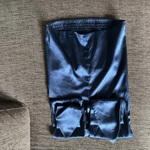 Fest topp  - Fest topp från gina som man knyter runt halsen så öppen i ryggen💘från bikbok nypris 300 bara använd några gånger 