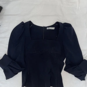 Zara stilig topp - Marin blå topp med axel pads. Storlek XS. Sitter för tajt på mig. ;)