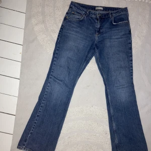 Jeans  - Säljer dessa bootcut jeans från Gina. Dom är i storlek 42. Vet inte riktigt vad dom kostar men säljer för 50kr skriv privat för fler bilder👍🏽