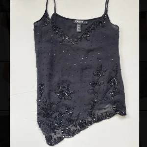Festtopp  - Världens finaste osymmetriskta festtopp från Donna Karen New York😍✨Säljer endast då den inte passade mig! Storlek 6 som motsvarar S men den skulle även passa M💗💗