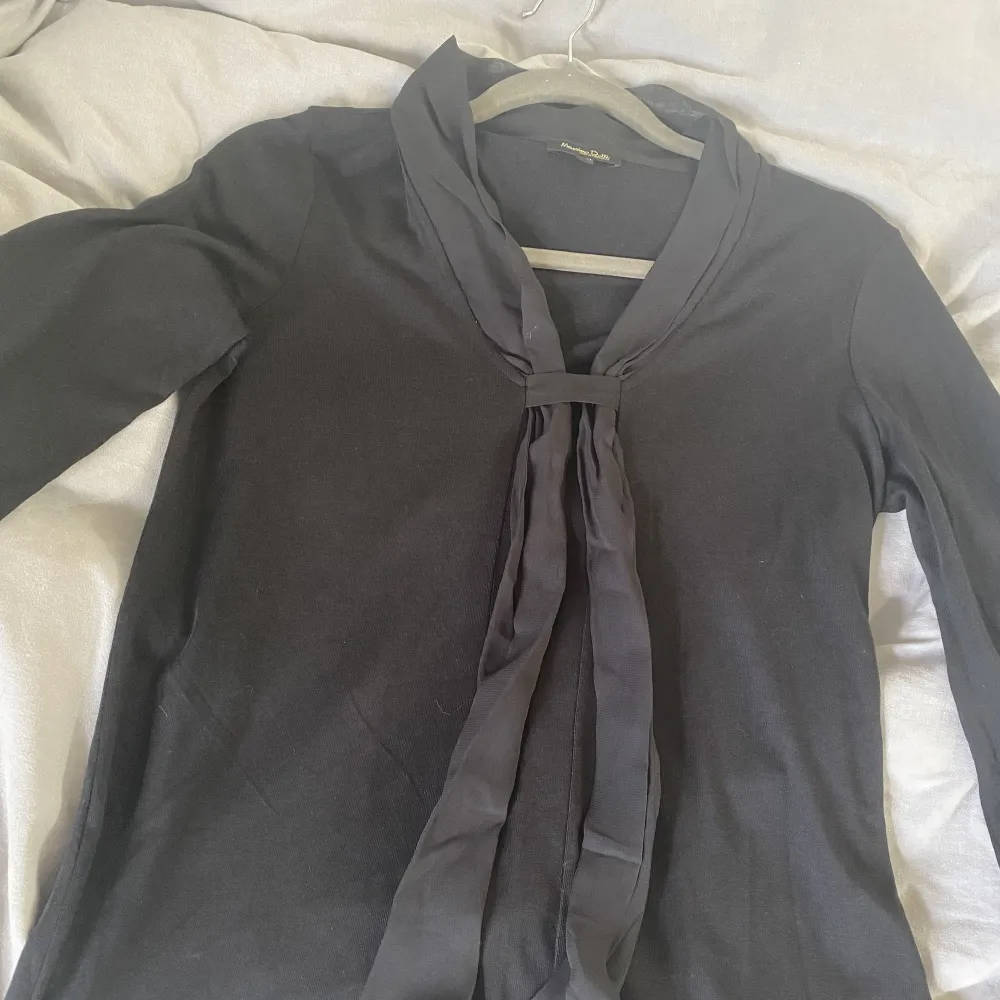 Svart Massimo Dutti blus från en gammal kollektion. Inga defekter.. Blusar.