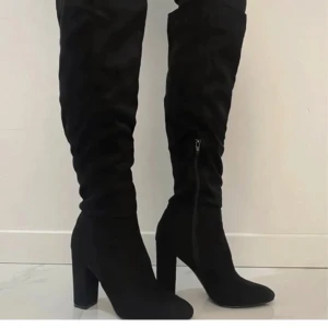 Klackskor - Denna bild är från nätet men har ett par hemma, jättefina men kommer tyvärr inte till användning. Dom är använda sparsamt så därmed bra skick. Storlek 37 men skulle säga att storlek 38 också passar. Hör av er för fler bilder:) 