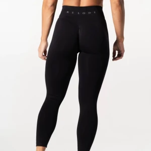 HELT NYA RELODE PRIME SCRUNCH - Helt nya i förpackning som ficks hem iförrigår. Supertunna och sköna leggings från relodes prime kollektion med scrunch. Ångrat köp så säljer vidare. Storlek XS (stor i storlek så en S)