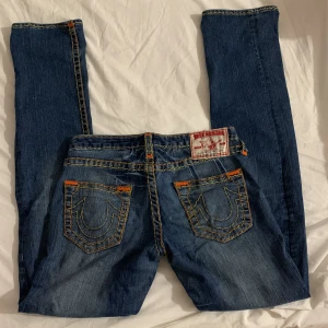 TRUE RELIGION LOWWAIST BOOTCUT JEANS  - Säljer dessa pga att dem inte är min stil längre. Passar väldigt bra i längd på mig som är 170,  de har många detaljer och är väldigt sällsynta. Skicka iväg ett meddelande för fler frågor och funderingar!🌟