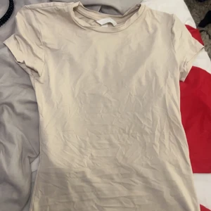 t-shirt . - en tajt beige t-shirt, använd en gång. Otroligt skönt material. Jätte fin passform.