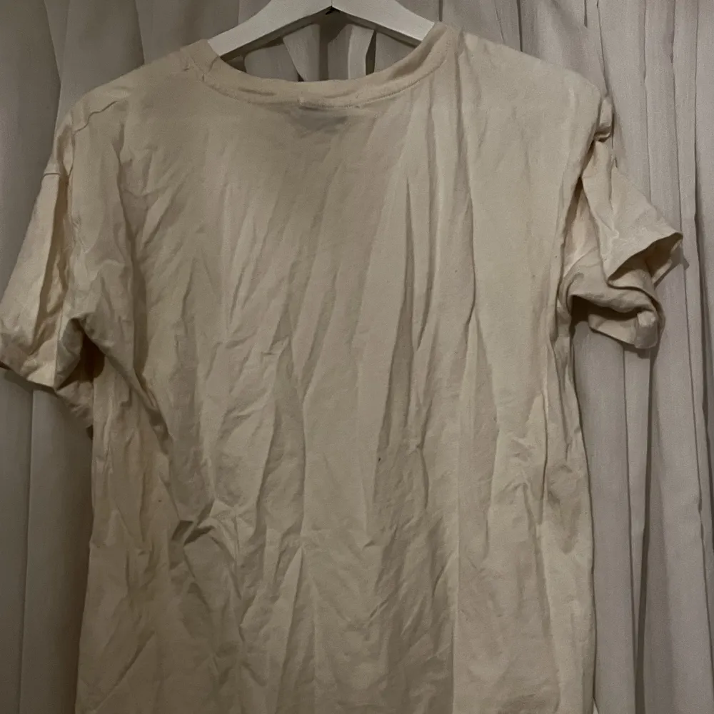 Beige, ostyrkt tröja från Pull&Bear i storlek S. Köpt från Zalando 2021. Gott skick, kan stryka den innan jag skickar den. . T-shirts.
