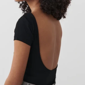 Topp med öppen rygg  - Säljer denna topp från Gina aldrig använd endast testad köpt för 199kr