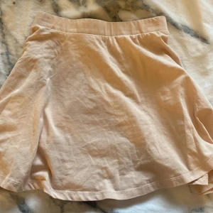 Två kjolar - Säljer för de är för små, säljer de för 40 kr styck, om man köper båda kan jag sälja de för 60kr