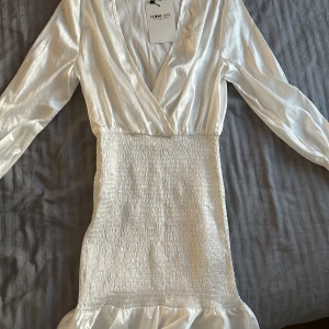 Vit klänning  - Så snygg vit-glansig klänning i storlek S. Helt oanvänd. 100kr🤍