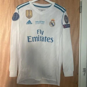 REAL MADRID CR7 2018 - säljer min madrid tröja från ucl finalen 2018 ronaldos sista match i madrid  alla badges på den knappt använd  storlek s kan byta mot annan ronaldo tröja köparen står för frakt