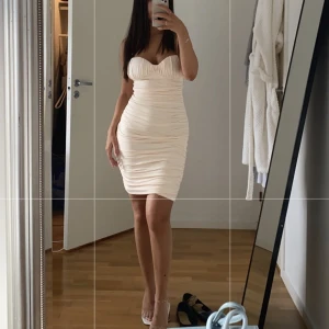 Klänning  - Säljer min fina klänning i S/Xs. Färgen är beige/creme  Använd bara en gång  Skriv för mer info 🌸