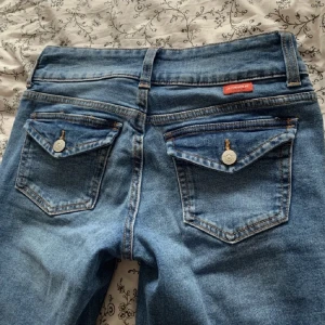Low waist bootcut jeans  - Säljer dessa superfina low waist bootcut jeans! Dem är från Hm o är nöstan alltid slutsålda. Strl 34/32. Köp direkt för 300+ frakt kr elle buda från 250 kr💕
