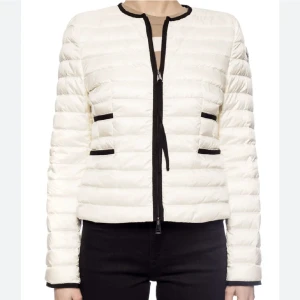moncler  - Moncler cardigan i nyskick! Finns något litet hål, kom privat för fler bilder på dom! 💗 Äktahetsbevis medföljer vid köp! 