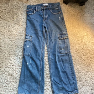 Zara cargo pants - Säljer mina Zara cargo pants då som är för korta då jag har ganska så långa ben!! Använda ganska så mycket men inget man ser så tydligt då modellen ska vara ganska så slitna! Finns inte längre i butik då dom köptes för två år sen! Kontakta mig vid frågor😁