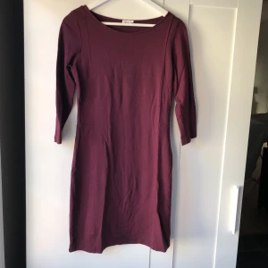 Klänning Filippa K - Vinröd klänning från Filippa K! Går nedanför knäna 💕 