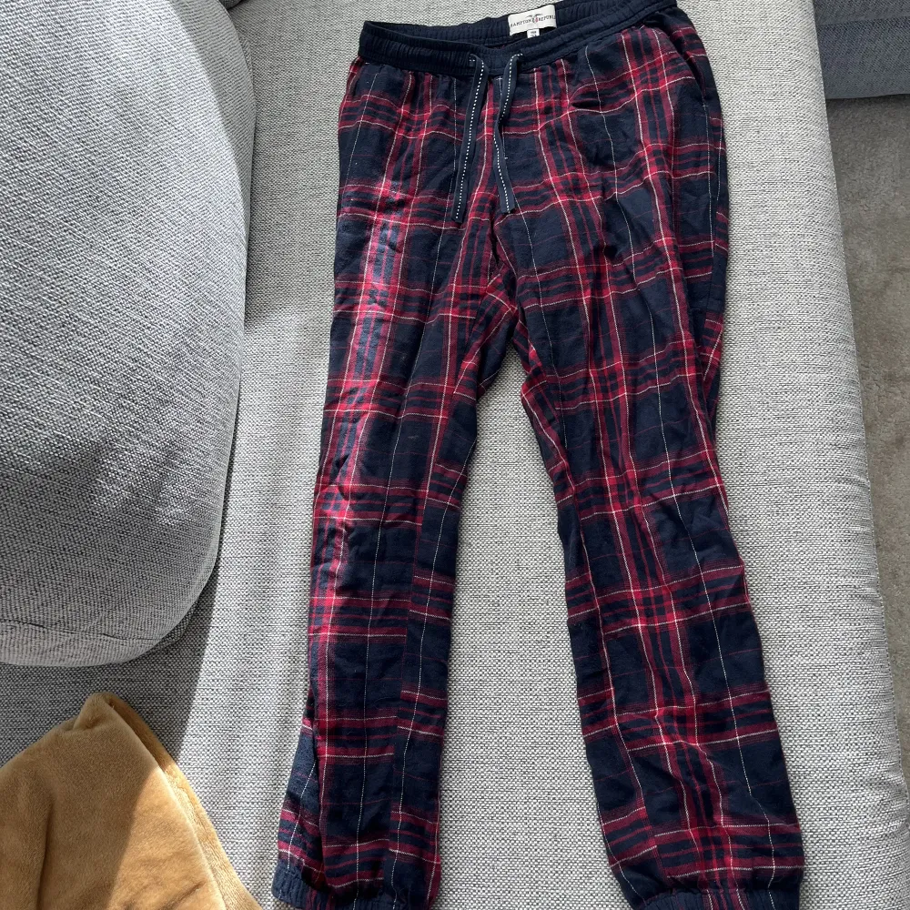 snygga rutiga pyjamas luxor i jätte skönt material. Farkut & Housut.