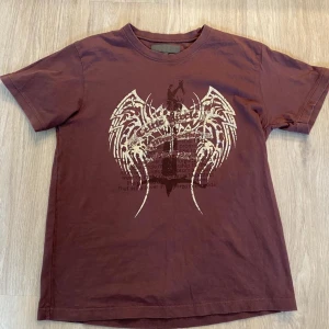 Brun tshirt med tryck - Tshirt som är för liten för min smak. Är en str L men passar M för lite oversize look. 💖 Pris är diskuterbart vid snabb affär! 😊 Vid funderingar skicka gärna pm. Köparen står för frakten. 