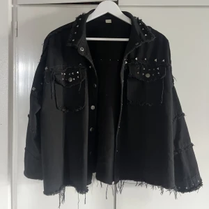 Jacka med nitar  - Snygg jeans jacka med nit detaljer, väldigt fint skick. Tror jag köpt den på Zara men är inte säker! 