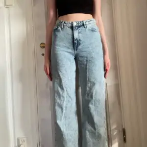 Ett par acidwash high waisted yoko jeans som inte är min stil. De är väldigt högmidjade och de finns inga defekter. 