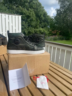 Christian Louboutin Highs - Christian Louboutin Highs - Size: 40 fits 41/42 - Condition: 8/10 finns några små märken endast!  - Pris: 2500kr