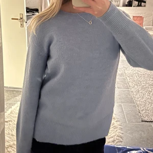 Stickad tröja  - Säljer min ljusblå stickade tröja från Indiska, använd fåtal gånger så jättebra skick!💕 Storlek Xs men passar också som S-M om man vill ha den mindre oversized  