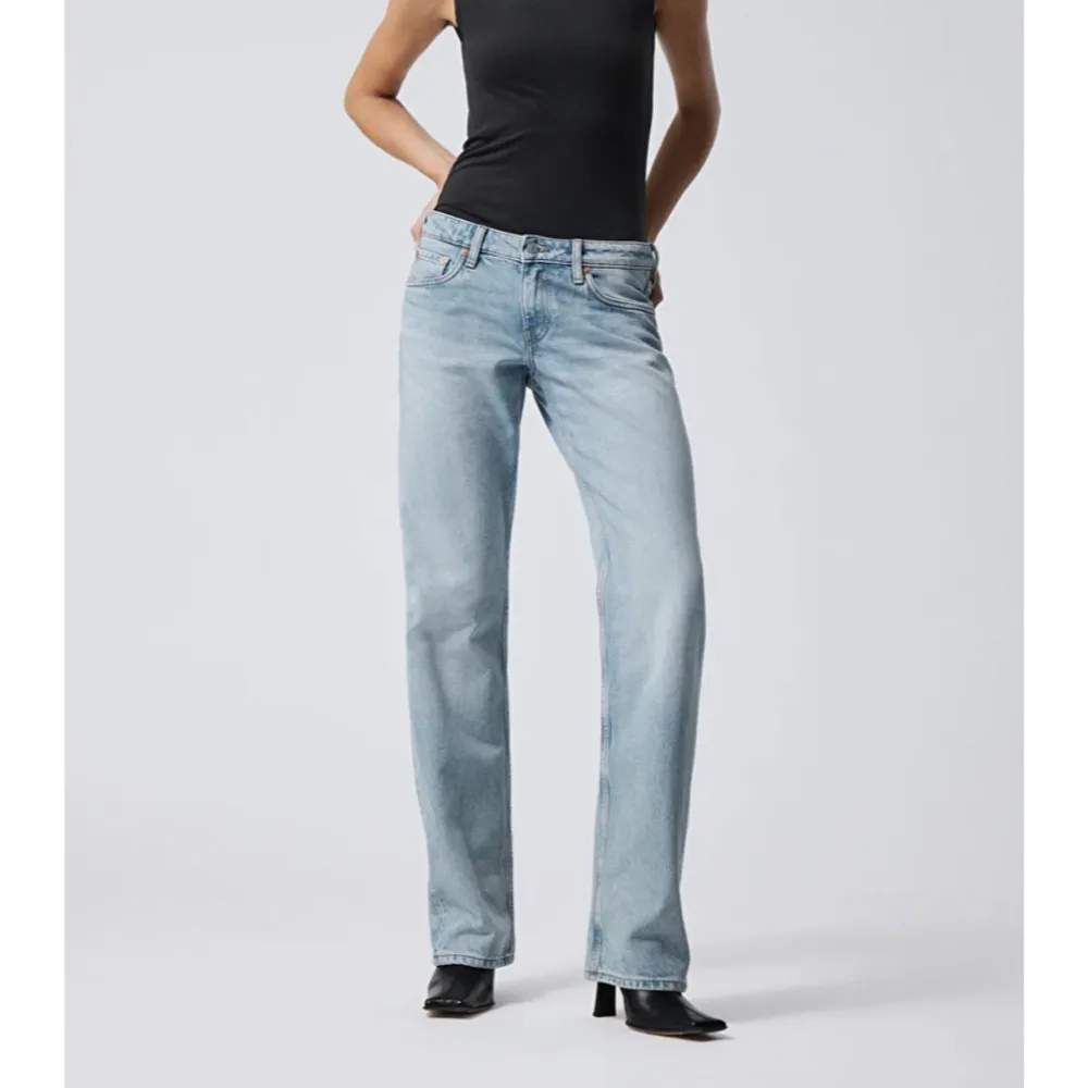 Snygga lågmidjade jeans från Weekday i modellen ”Low arrow”. Endast använda vid 5 tillfällen då de är som nya🤩Se andra bilden för rätt färg.. Jeans & Byxor.