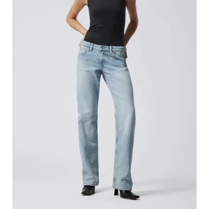 Low arrow - Snygga lågmidjade jeans från Weekday i modellen ”Low arrow”. Endast använda vid 5 tillfällen då de är som nya🤩Se andra bilden för rätt färg.