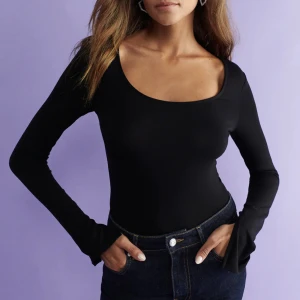 Gina tricot topp  - Säljer denna populära svarta toppen från Gina tricot med slits i armarna. Lappen är avklippt men storleken är S. Endast använd ett fåtal gånger. Nypris 199 kr.