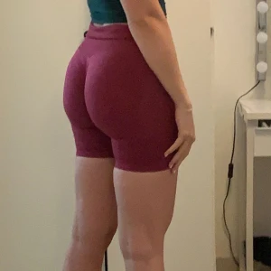 Träningsshorts - Storlek L men passar s/m. Med scrunch och formar så fint. Säljer flera shorts i olika färger!!💞