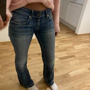 G-star jeans, har defekt längst !hällarna! Innersöm är 79 och midjemått rakt över 30.