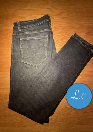 Tiger of Sweden  - Jeans från Tiger of Sweden | Storlek 31/32 - Skicket på jeansen är mycket bra, utan defekter - Pris: 299kr Nypris: 1,400kr