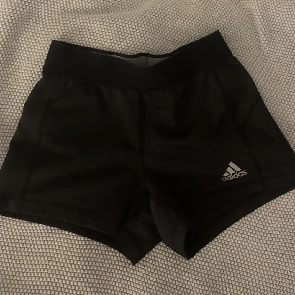 Superskönt träningsshorts från adidas som tyvärr är för små. Strl xs/s. . Shorts.