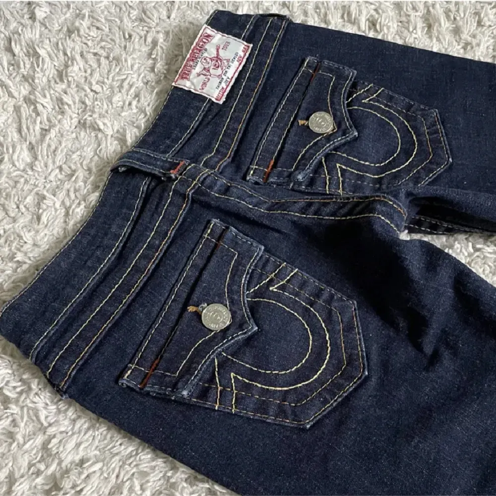 Low waist boot cut jeans från True religion köpta på plick säljer då dom inte kommer till användning 💗midjemåttet är 36cm rakt över och innerbenslängden är 85cm bilderna är från förra ägaren💗. Jeans & Byxor.