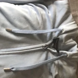 juicy kofta - Juicy kofta i färgen Della robia, fint skick och knappst använd