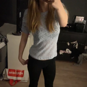 Kappahl tröja - Säljer denna fina spetströja från kappahl! Använd 1 gång och i bra skick, inga defekter, nypris 300 säljer för 99 kr + frakt