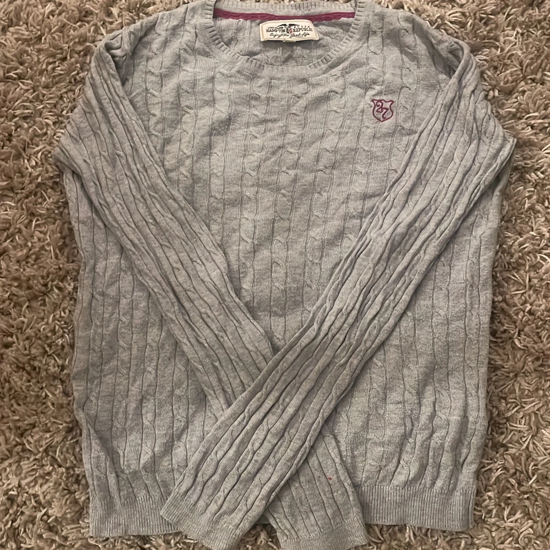 Grå stickad tröja