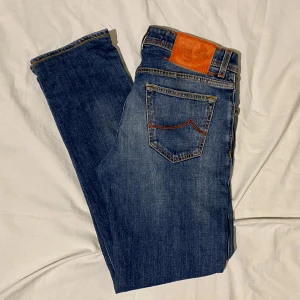 Jacob Cohen - Super snygga Jacob cohen jeans i bra skick. Inga defekter, tyget är lite elastiskt. Passformen är regular. Mått - midja: 40cm. Inneberbenslängd: 78cm. Benöppning: 18,5 cm.