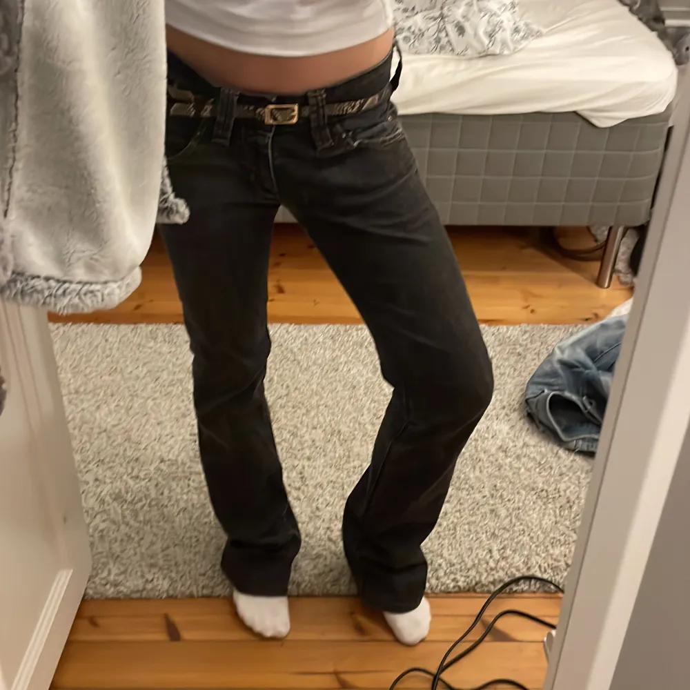 Intressekoll på dessa assnygga lee jeans då dom är förstora för mig, storlek 29/33 skulle säga att de passar nån 165-175 väldigt långa på mig som är 162. Jeans & Byxor.