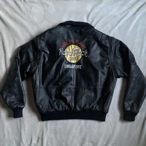 Skinn jacka - ”Save the planet- Singapore” Hard Rock Cafe jacka. Skriv till mig om du vill fler bilder!