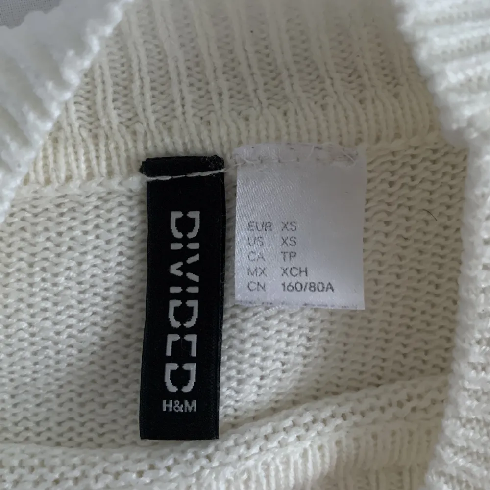 Säljer denna vita stickade tröjan från hm,bra sick och fin tröja!💞. Tröjor & Koftor.