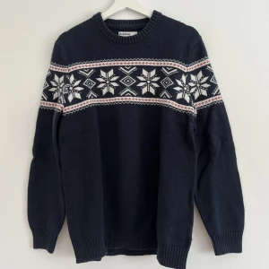 Stickad tröja  - Fin stickad mörkblå tröja. Tröjan är sparsamt använd och i fint skick. 