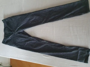 Svarta stretchjeans med grått mönster. - Svarta stretchjeans i grått mönster. Fina att ha både till vardags och fest. Använda men i fint skick. 
